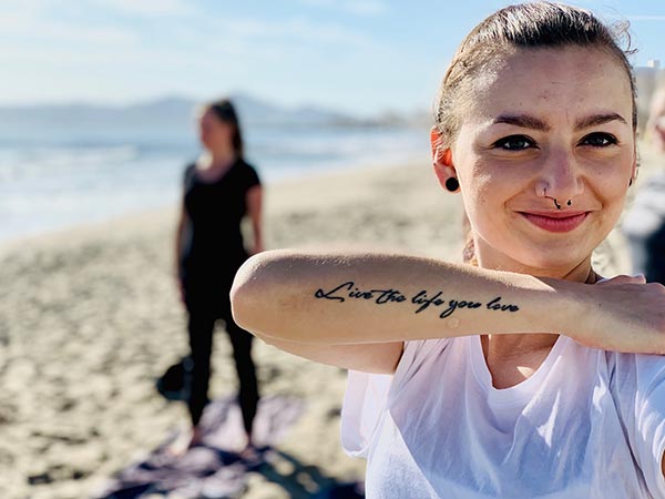 Natalie macht Yoga am Strand von Mallorca